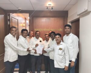 राज्य शासनाच्या निर्णयानंतर आनंदोत्सव साजरा करताना महाराष्ट्र राज्य कृती समितीचे पदाधिकारी.